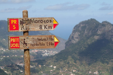Madeira, Portugalia - turystyczne drogowskazy Marocos, Faja dos Rolos © Iwona
