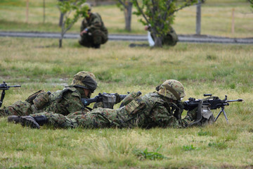 銃を構える自衛官