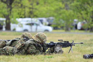 銃を構える自衛官