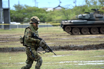 銃を構える自衛官