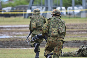 走る自衛官の後姿