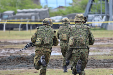 Fototapeta premium 走る武装した自衛官の後姿
