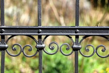 Historischer Gartenzaun, Eisengitter, Grundstücksgrenze