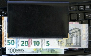 портмоне с валютой на клавиатуре