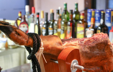 ハモンセラーノ生ハムの原木とワイン