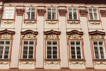Fototapeta premium Ventanas con decoración barroca en edificio antiguo.