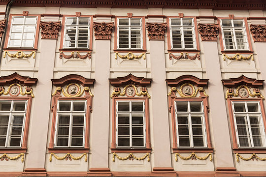 Ventanas con decoraci&oacute;n barroca en edificio antiguo.