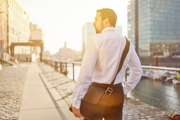 Mann als Pendler geht durch Stadt nach Hause