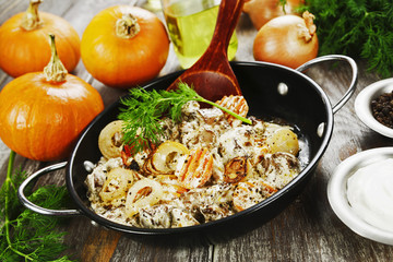 Chicken liver stewed in sour cream