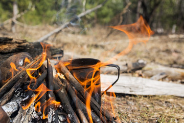 Туризм и отдых на природе, путешествие, костер, кружка 
