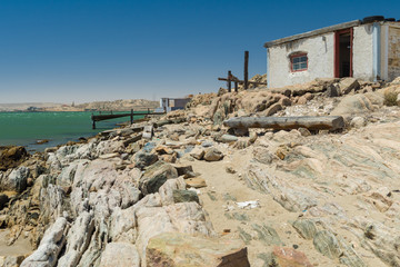 alte Fischerh&uuml;tten und ein Bootssteg vor der Stadt L&uuml;deritz, Namibia
