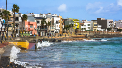Häuserreihe an Atlantikküste in Arinaga Gran Canaria