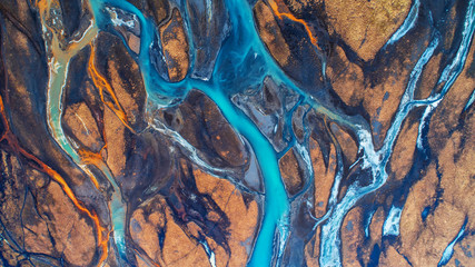 Luftbild und Fluss von oben in Island. Schöne Naturkulisse.