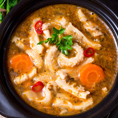 Kuttelsuppe auf polnische Art mit Rind und Gemüse