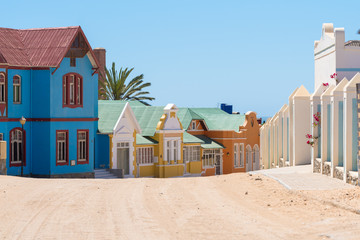 Farbige historische Häuser in der Bergstraße, Lüderitz, Namibia - obrazy, fototapety, plakaty