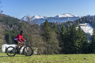 Fototapeta premium Mountainbike fahren im Frühling und im letzten Schneem im Allgäu, bayerische Alpen, Deutschland