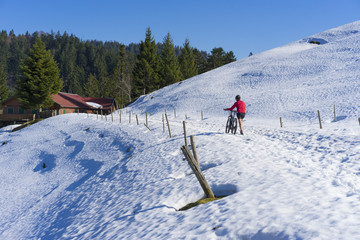 Fototapeta na wymiar Mountainbike fahren im Frühling und im letzten Schneem im Allgäu, bayerische Alpen, Deutschland