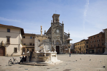 Italia, Toscana, Prato. Il Duomo e la Fontana.
