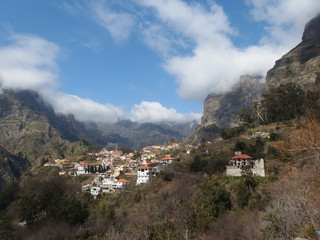 Fototapeta na wymiar Madeira, Portugalia - górski krajobraz z wioską