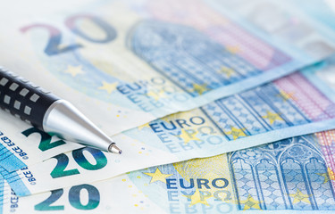 Finanzen, Kugelschreiber auf Eurogeldscheinen, Hintergrund