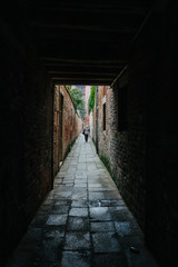 Fototapeta na wymiar alleyway in Venice, Italy