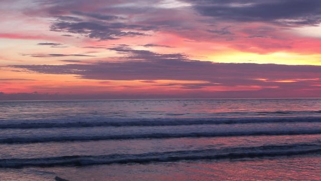Coucher de soleil &agrave; Bali en Asie sur la mer