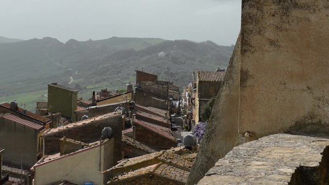Vista di Sperlinga in Provincia di Enna con le sue vie e abitazioni antiche