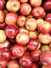 Fototapeta na wymiar apples in a box in a store