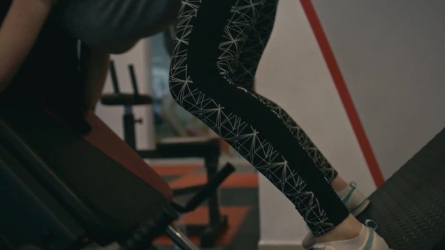 Reversal squat in gym machine