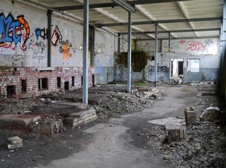 Fototapeta na wymiar Ruine auf dem ehemaligen NVA-Gelände Dwasiden