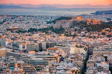Poster Panoramisch luchtfoto van Athene, Griekenland bij zonsondergang in de zomer © sborisov