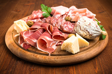 Tagliere con salumi, prosciutti e formaggi