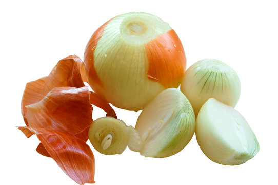 Onion husk. Peel the onion from the husk. Cut the onion.