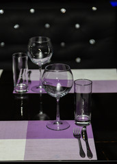 Empty glass glasses on the table in the restaurant