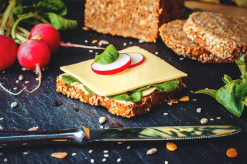 Käsebrot auf Schieferplatte
