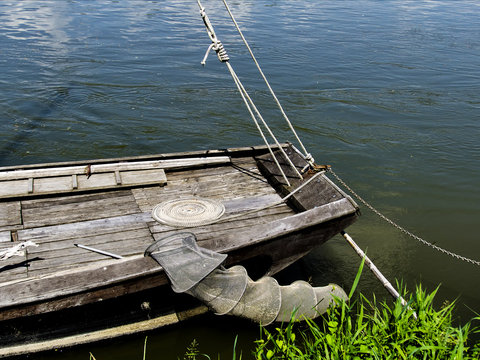 barque de pêche amarrée