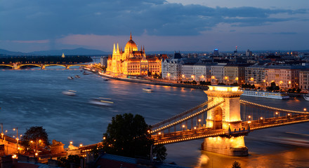 Fototapeta na wymiar Parliament building and Chain Bridge in Budapest at night