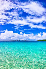 真夏の宮古島。与那覇前浜ビーチから見る来間大橋

