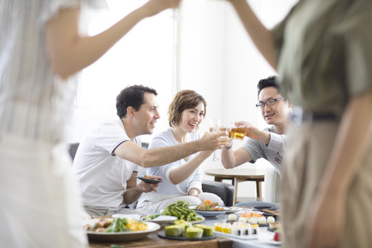 ホームパーティーで乾杯をする外国人と日本人
