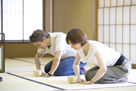 茶道を体験する外国人観光客
