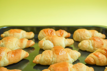 Fresh bread, Croissant, Oven, Bakery, etc.  焼きたてパン、クロワッサン、オーブン、パン屋さんのイメージ　黄色背景