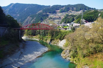 Fototapeta na wymiar 吉野川と赤い橋
