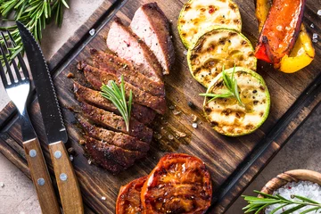 Zelfklevend Fotobehang Barbecue schotel. Biefstuk en gegrilde groenten bovenaanzicht. © nadianb