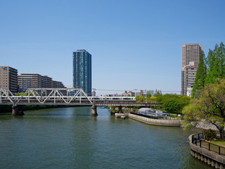 大阪環状線 淀川橋梁を渡る快速電車
