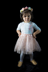 Niña disfrazada de princesa con una expresión de enfado en su cara