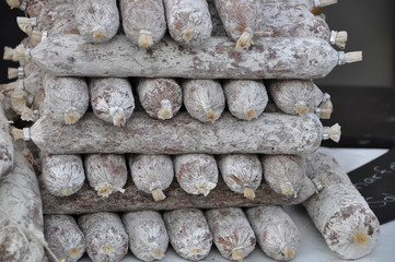 viele Salami Würste kreuz und quer gestapelt 