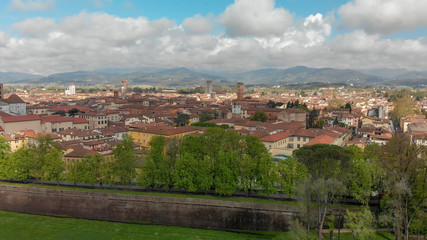 Obraz premium Panoramiczny widok z lotu ptaka Lucca, średniowieczne miasto w Toskanii