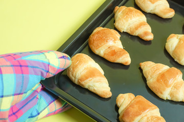 Image to pick up bread from an oven, bake bread in an oven. オーブンからパンを取り出す、パンをオーブンで焼くイメージ　黄色背景