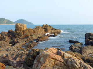 Fototapeta na wymiar Sea waves crashing against the rocks