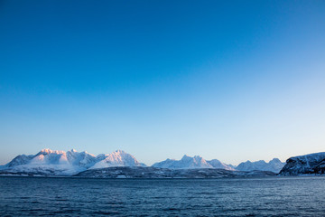 Blauer Himmel über Norwegen